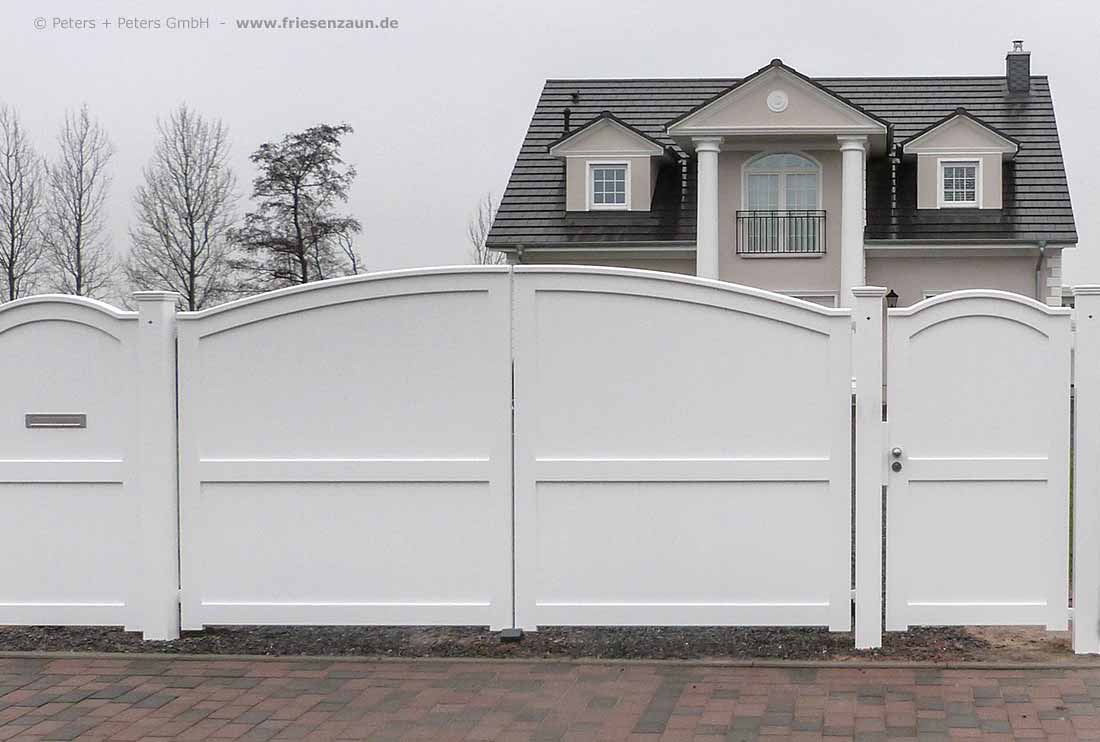 Weiße Sichtschutztore nach Maß - Maßanfertigung von Peters + Peters.