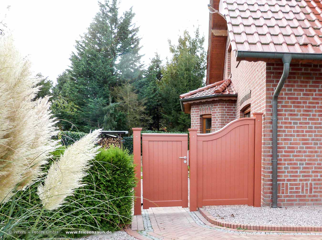 Blickdichte Gartentür aus FSC Hartholz mit Edelstahl-Türgriff + Schloss - Pfosten 14 x 14 und Sichtschutzwand als Maueranschluß.