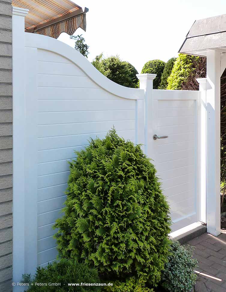 Sichtschutz Gartenpforte und Sichtschutzwand weiß lackiert.