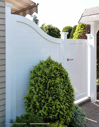 Sichtschutz Gartenpforte und Sichtschutzwand weiß lackiert.