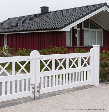 Sylter Gartentor mit Satteldach - Friesentor SCHLESWIG aus dauerhaftem Hartholz - Maßanfertigung von Peters + Peters.