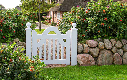 Friesenwall Steinwall mit Friesentor Einzeltor LUXUS - Hartholz weiß lackiert.