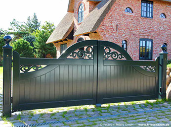 Gartentor im Sylter Friesenstil - Holztor FRIESLAND - Hartholz weiß oder farbig lackiert - Einfahrtstore von Peters + Peters.