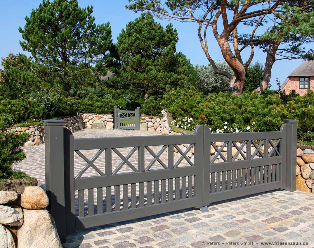 Sylter Gartentor mit Satteldach - Friesentor SCHLESWIG aus dauerhaftem Hartholz - Maßanfertigung von Peters + Peters.