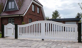 Gestalten Sie Ihren Eingangsbereich sicher und formschön mit einem Gartenzaun und einem Gartentor im weißem Friesenstil von Peters + Peters.