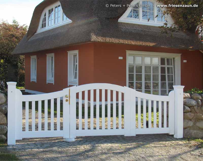 Asymmetrisches Einfahrtstor KORTENLAND - Hartholz weiß lackiert - 25 Jahre Garantie.