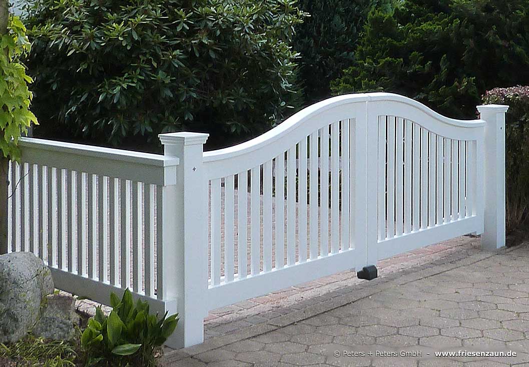 Einfahrtstor - Doppeltor SCHLESWIG mit Gartenzaun - Holzzaun weiß - Montage über Eck mit 90 Grad.