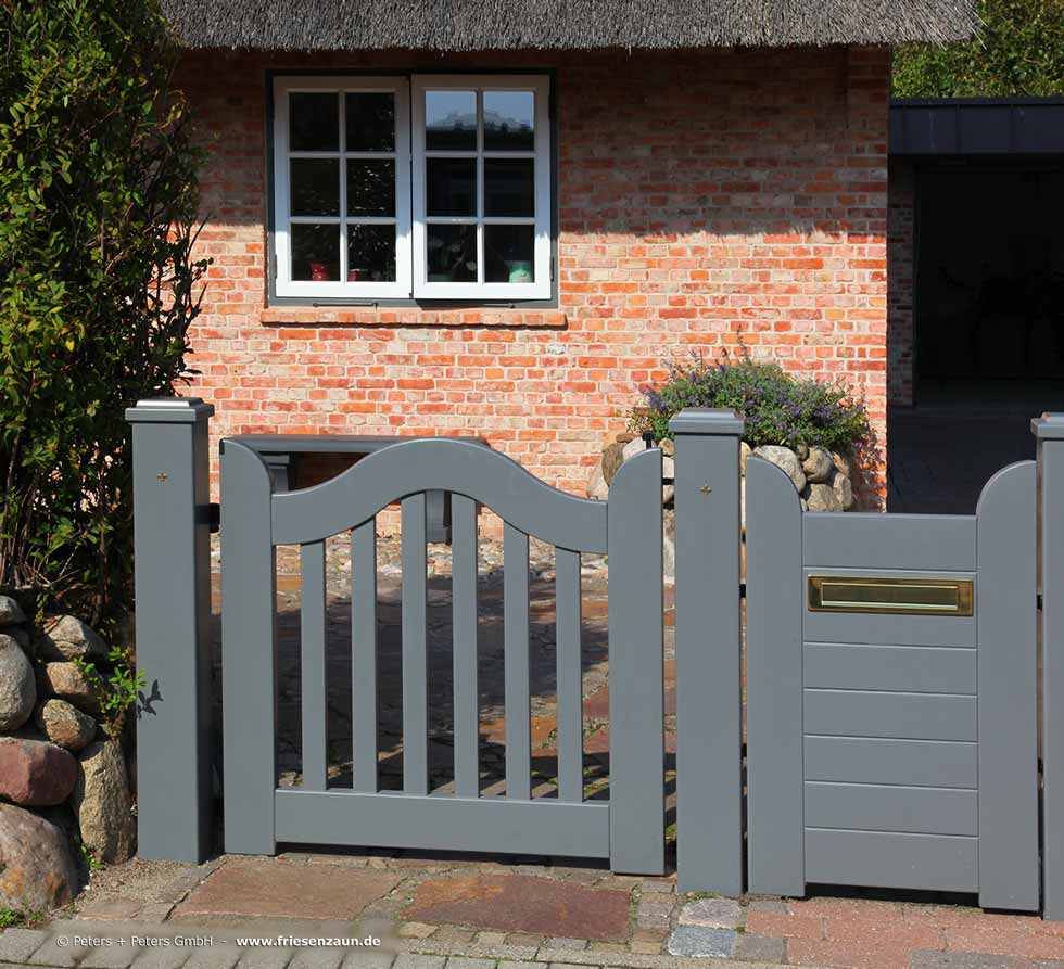 Sylter Gartentor mit Satteldach - Friesentor SCHLESWIG aus dauerhaftem Hartholz - Maßanfertigung von Peters + Peters.