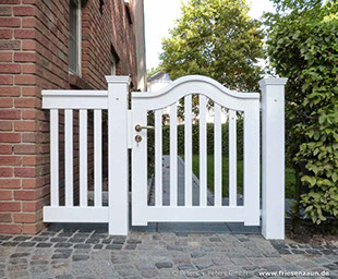 Sichern Sie den Zutritt zu Ihrem Grundstück mit einem Einzeltor von Peters + Peters. Holzpforte SCHLESWIG mit Paßstück als Maueranschluß.