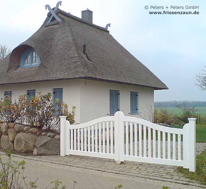 Sylter Gartentor mit Satteldach - Friesentor SCHLESWIG aus dauerhaftem Hartholz - Maßanfertigung von Peters + Peters.