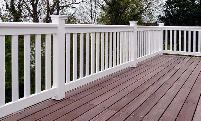 Geländer für Terrasse , Balkon und Treppe - Hartholz weiß mit 25 Jahren Garantie