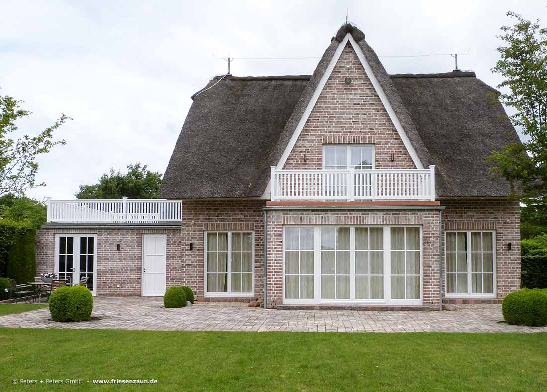 Weiß lackiertes Holzgeländer für Balkon und Dachterrasse - Anfertigung nach Maß.