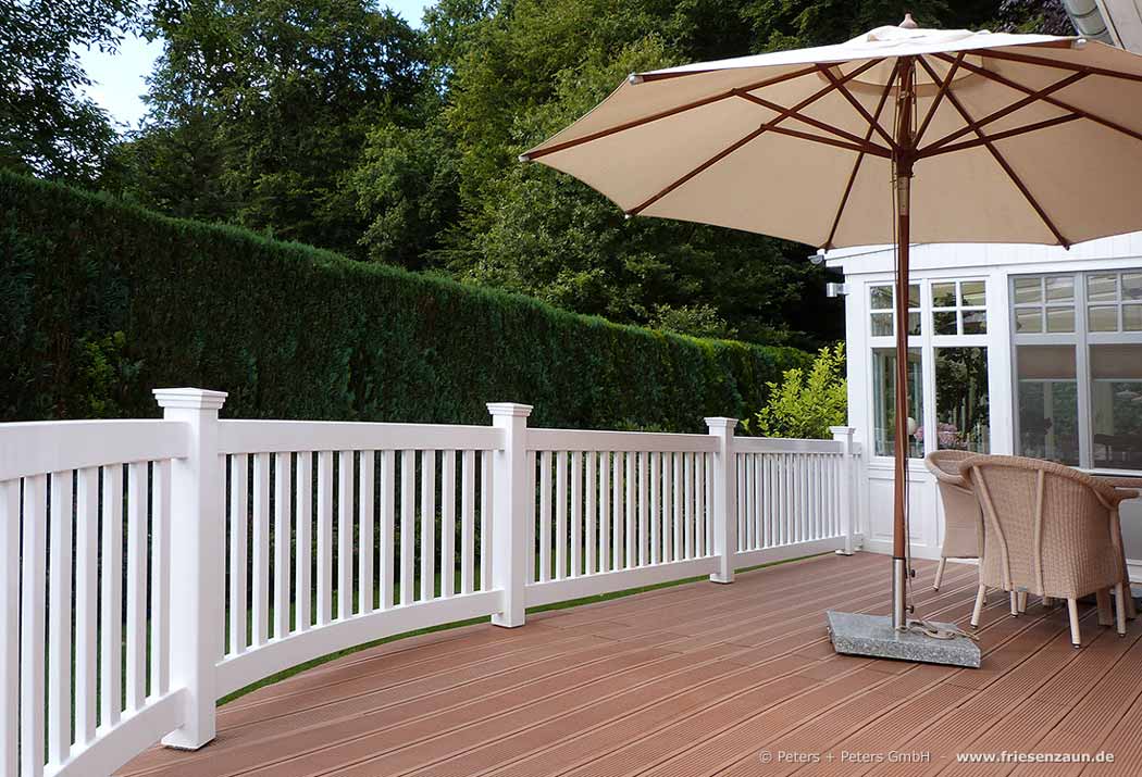 Gartenzaun als Terrassengeländer mit runden Zaunelementen - Holzzaun Terrasse weiß lackiert.