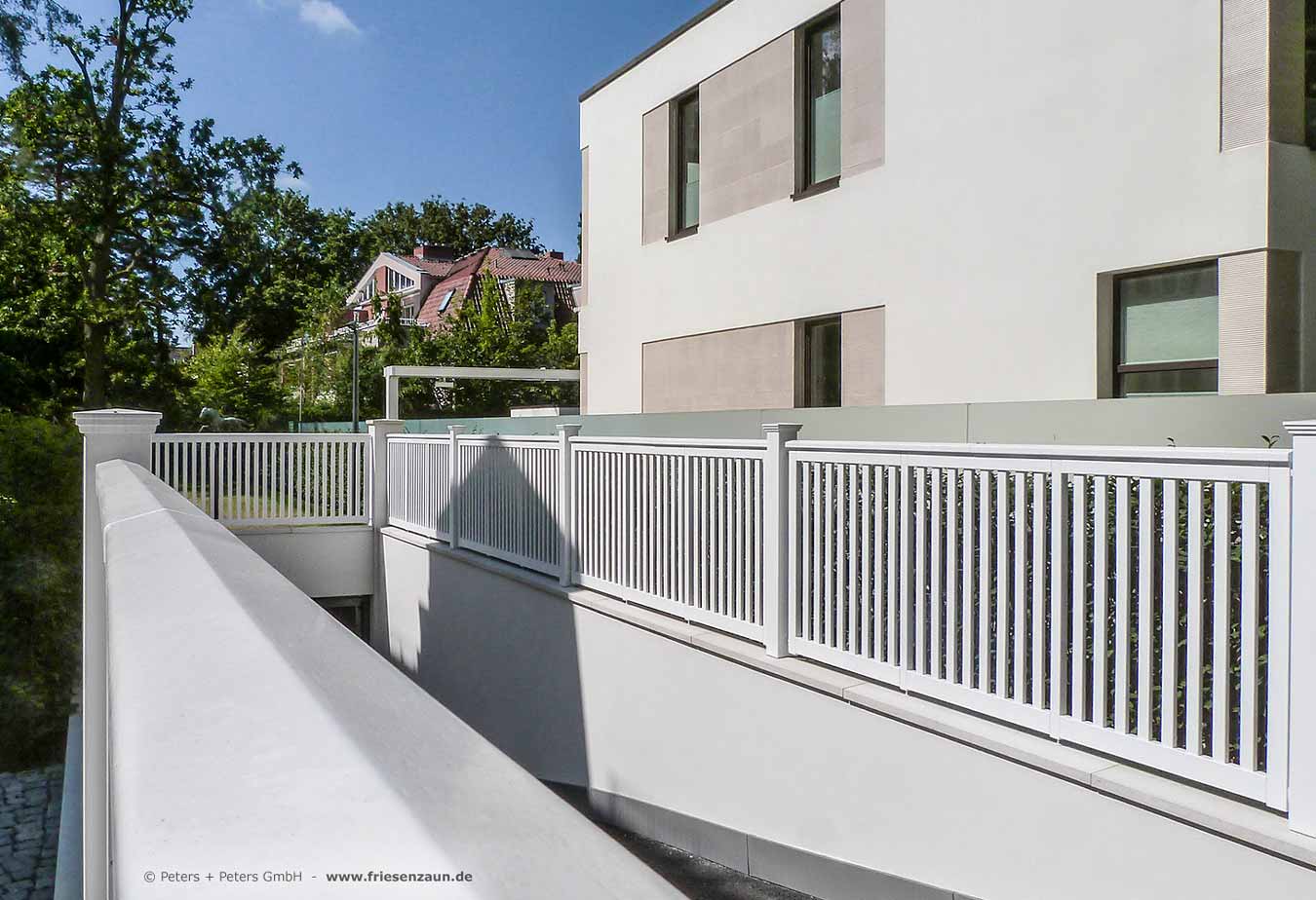 Zufahrt Tiefgarage - Weißes Geländer aus wetterfestem Hartholz - Maßanfertigung von Peters + Peters