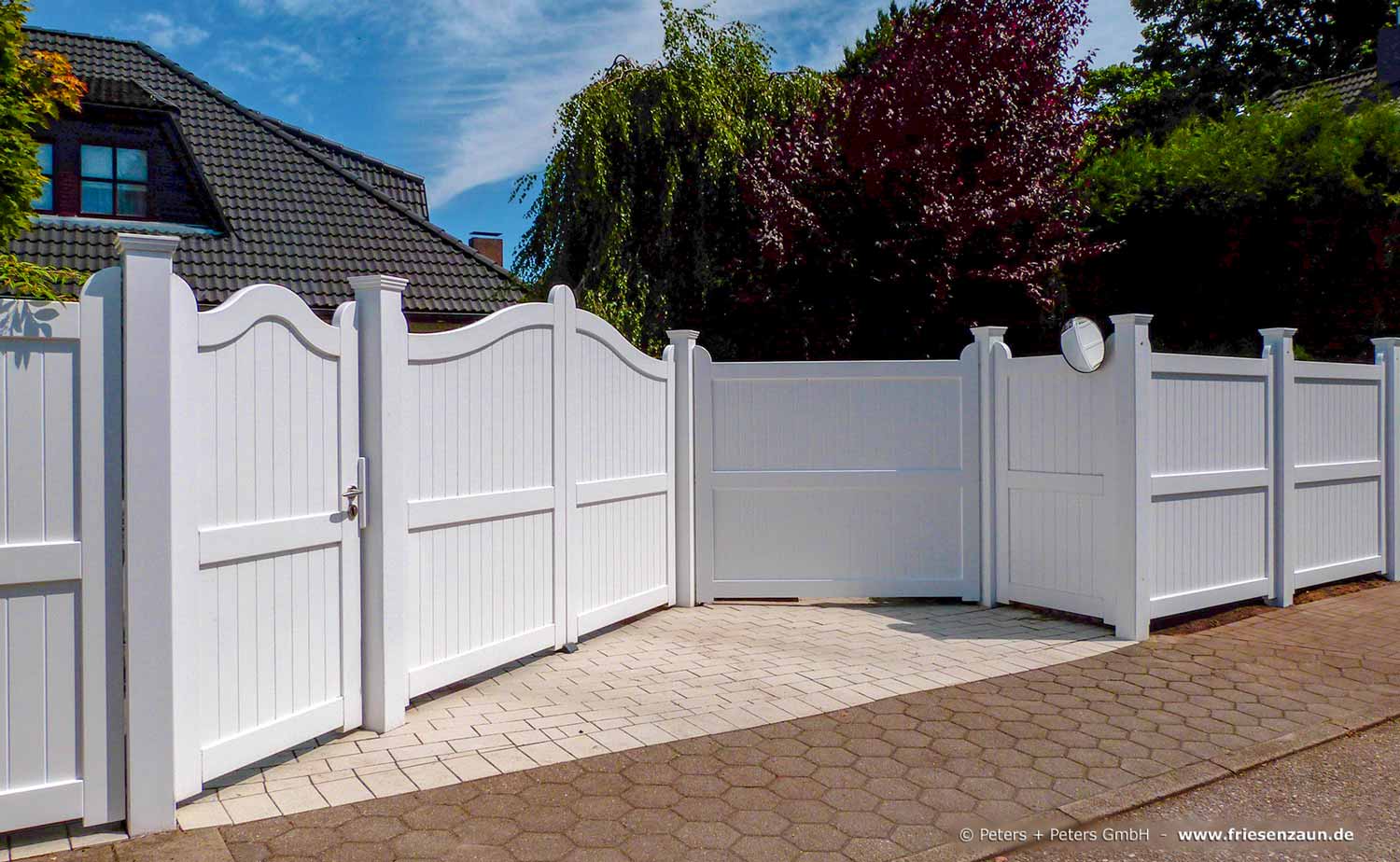 Blickdichte Gartentür aus FSC Hartholz mit Edelstahl-Türgriff + Schloss - Pfosten 14 x 14 und Sichtschutzwand als Maueranschluß.