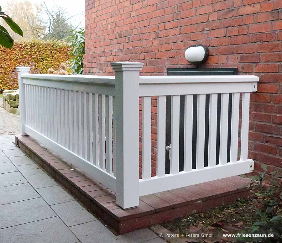 Balkongeländer - Absturzsicherung einer  Kellertreppe mit einem Holzgeländer von Peters + Peters