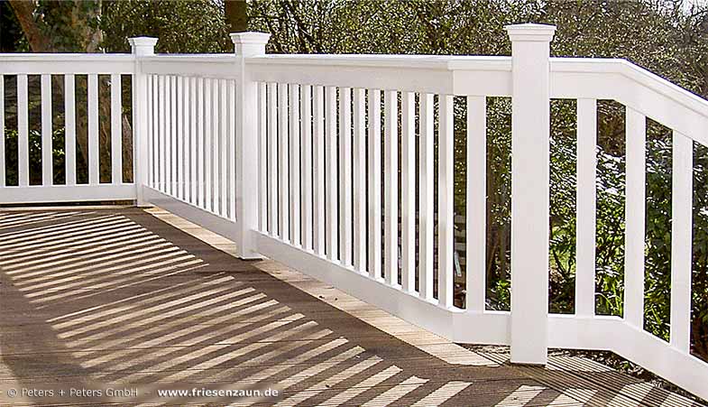 Maßanfertigung - Holzterrasse mit weißem Holzgeländer und weißem Treppengeländer - dauerhaft lackiert mit 25 Jahren Garantie.