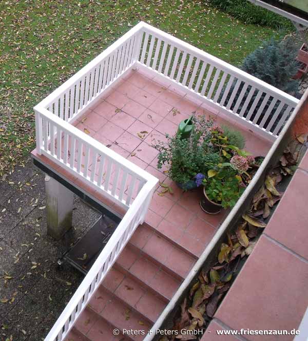 Machen Sie aus Ihrer Treppe in SChmuckstück - ein weißes Treppengeländer wertet jedes Haus auf und gibt einen ansprechenden Rahmen.