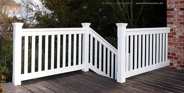 Weißes Treppenländer aus wertvollem Hartholz - Maßanfertigung mit 25 Jahren Garantie.