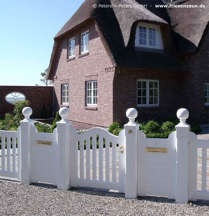 Sylter Gartentor mit Satteldach - Friesentor SCHLESWIG aus dauerhaftem Hartholz - Maßanfertigung von Peters + Peters.