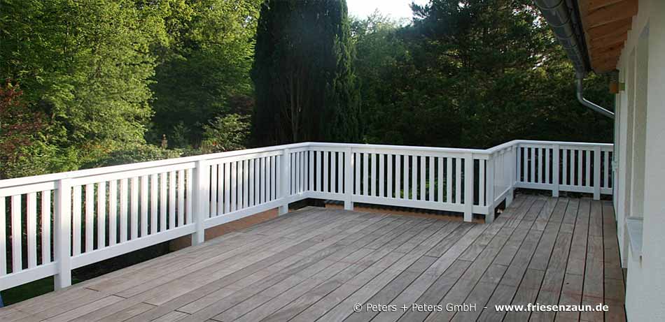 Balkongeländer - Dachterrasse mit Holzdeck und weißem Geländer aus massivem Hartholz - Anfertigung mit 25 Jahren Garantie.