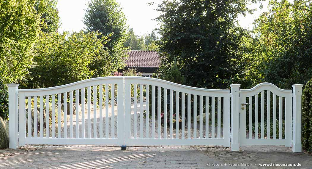 Doppeltor Schleswig und Einzeltor Schleswig mit Pfosten 14 x 14 cm und Pfostenabdeckung KLASSIK - Gartentor mit Torautomatik.