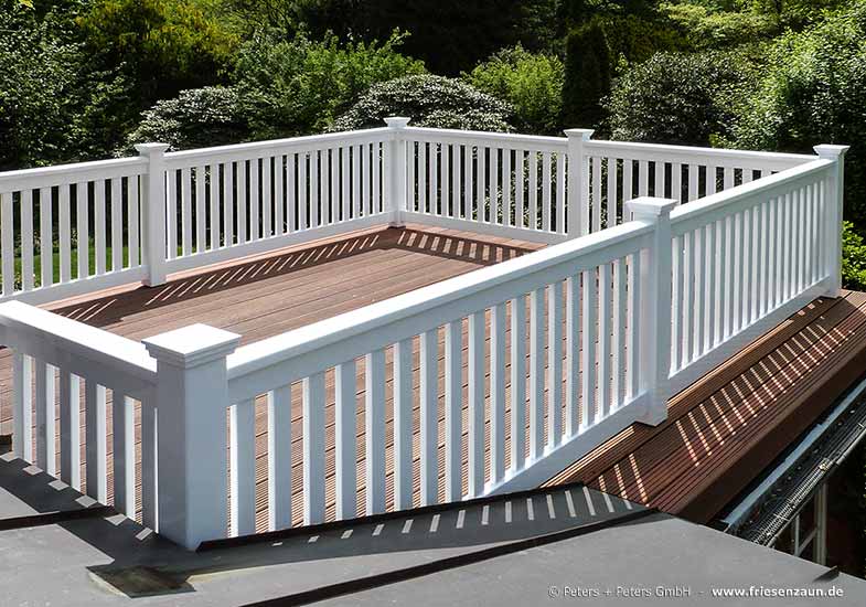 Dachterrasse auf einem Wintergarten - Geländer aus wertvollem Hartholz - dauerhaft weiß lackiert - 25 Jahre Garantie.