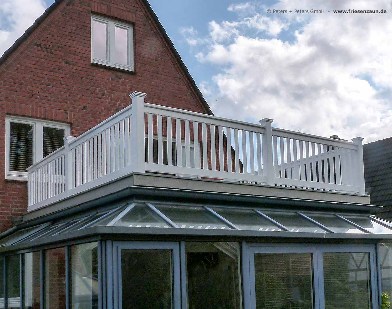 Altbau mit vorgebautem Wintergarten mit Dachterrasse und weißem Holzgeländer aus dauerhaftem Hartholz von Peters + Peters.