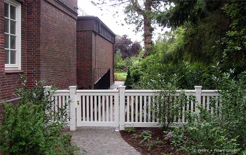Holzpforte mit weißem Gartenzaun - wirkungsvoller Schutz für Ihren Garten
